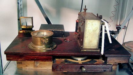 Fotografie eines Morsetelegraphes um 1900