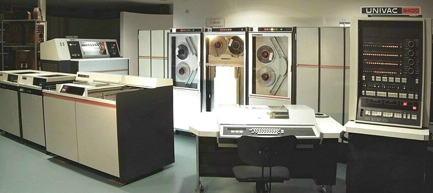 Komplettfotografie der Univac 9400